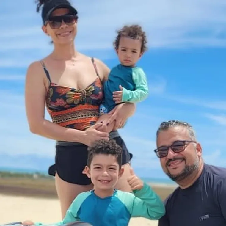 A família toda na praia
